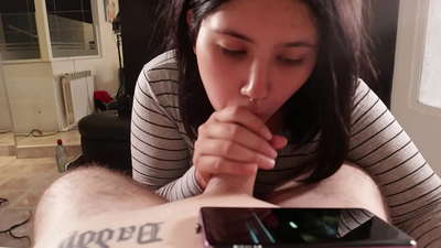 আমি আমার সৎ বোনকে জ্বালাতন করি যখন সে ডিজনি দেখে [কাম]